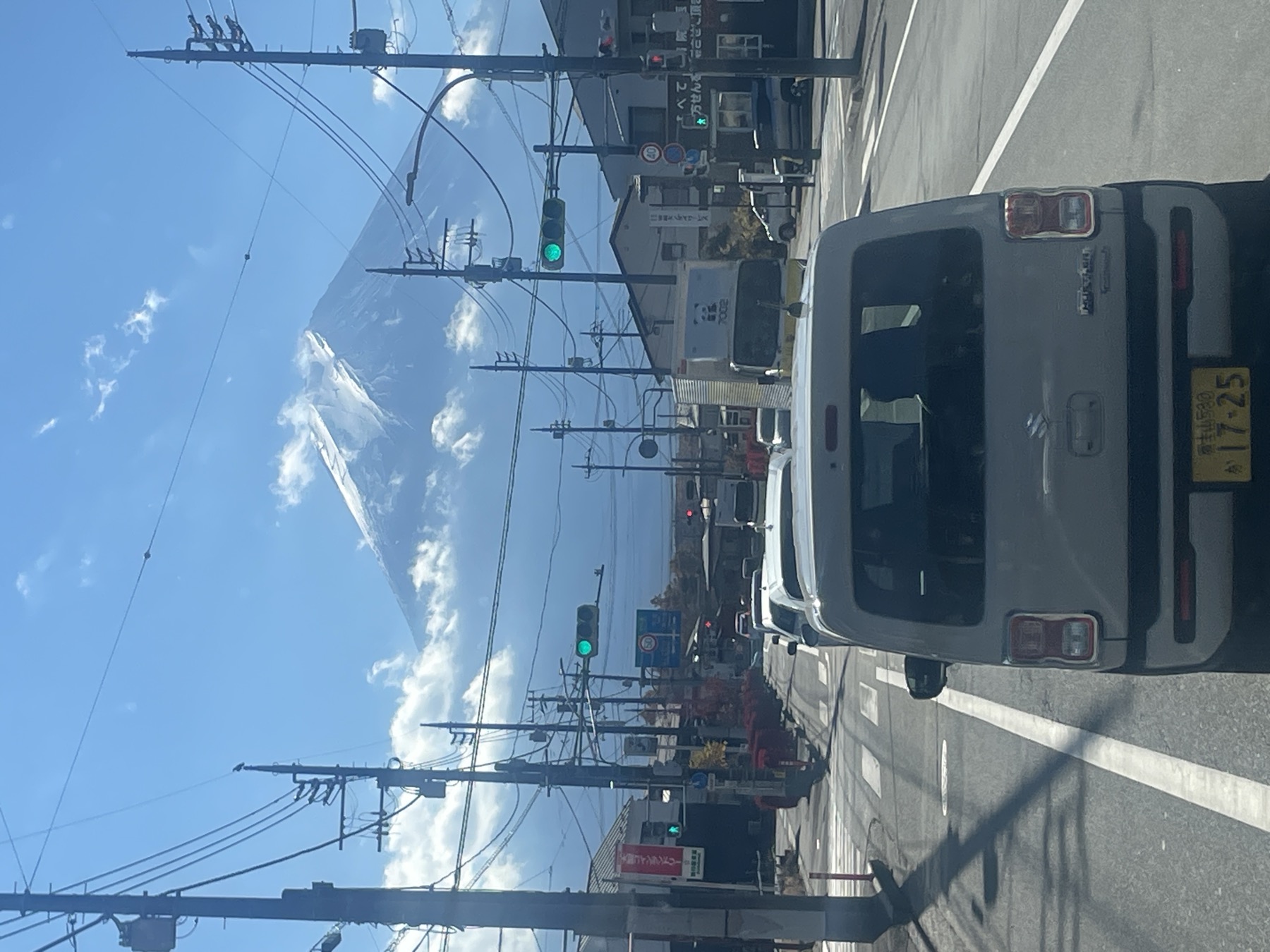 富士山下日本城市中的公路旅程