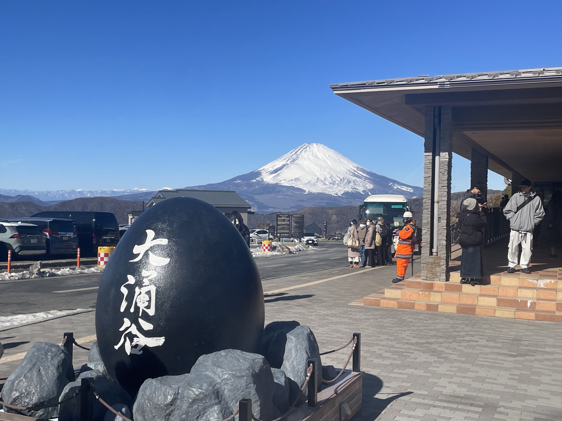 國際旅客搭乘巴士抵達富士山下