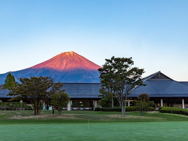 西富士ゴルフ倶楽部會館與練習果嶺後方的富士山