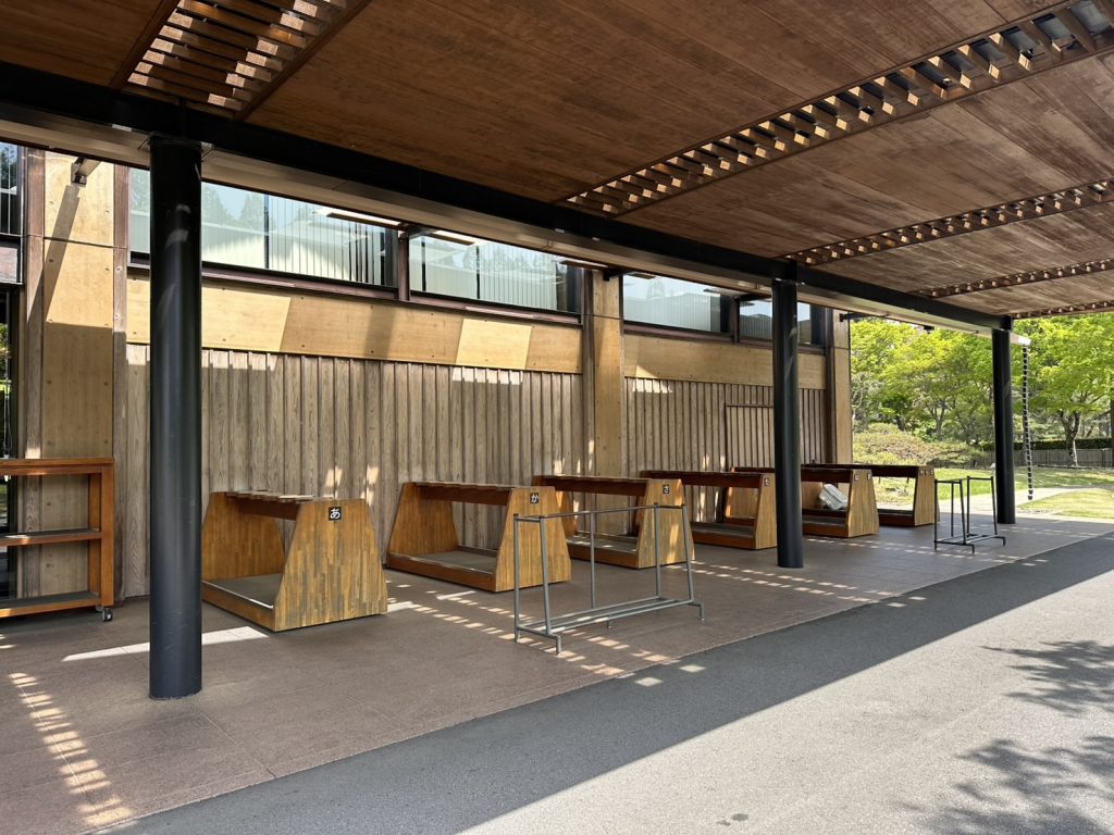 日本高爾夫球場會館的球袋交接區