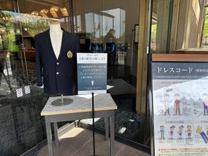 日本高爾夫球場入口的外套與服裝規定展示