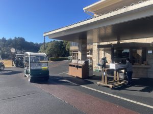 日本高爾夫球場會館前的乘用球車與球袋交接區