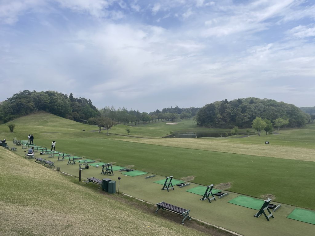 千葉成田PGM總成高爾夫俱樂部練習場與球場景觀