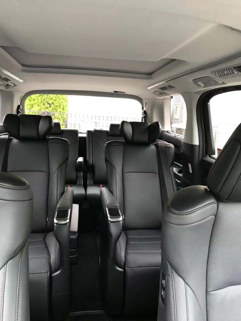 Toyota Alphard 寬敞的第二排獨立座椅