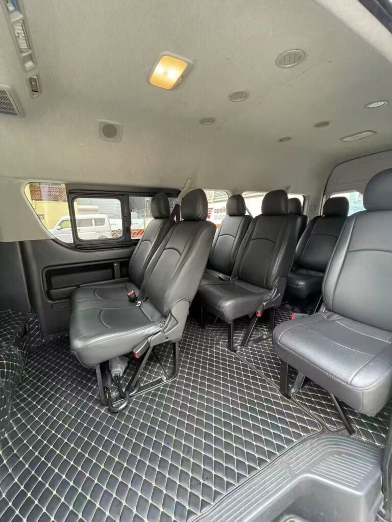 Toyota HiAce 私人交通座椅空間