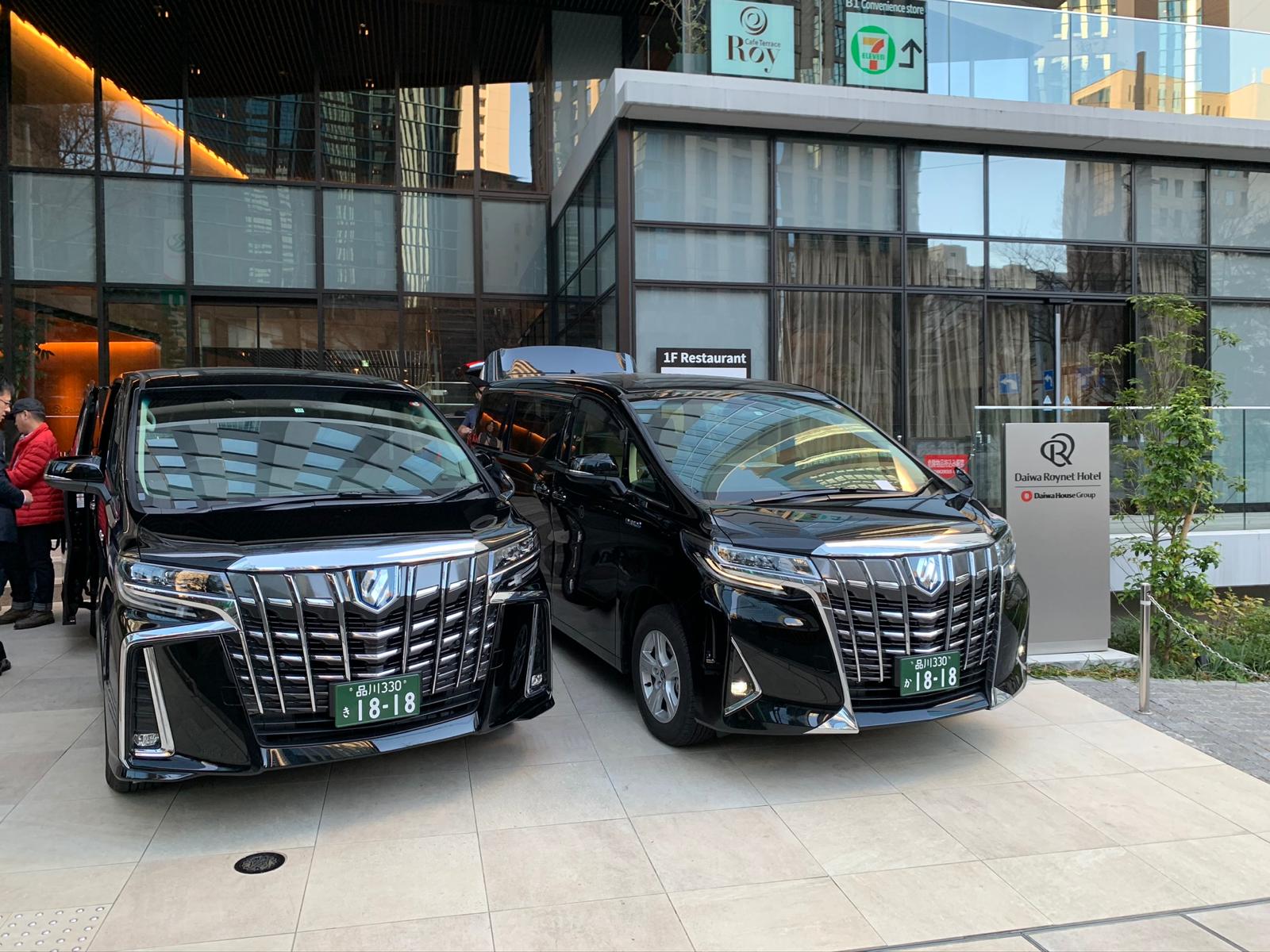 兩台 Toyota Alphard 私人包車