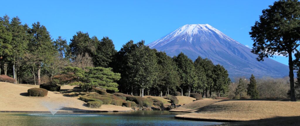 朝霧鄉村俱樂部水池與富士山景觀