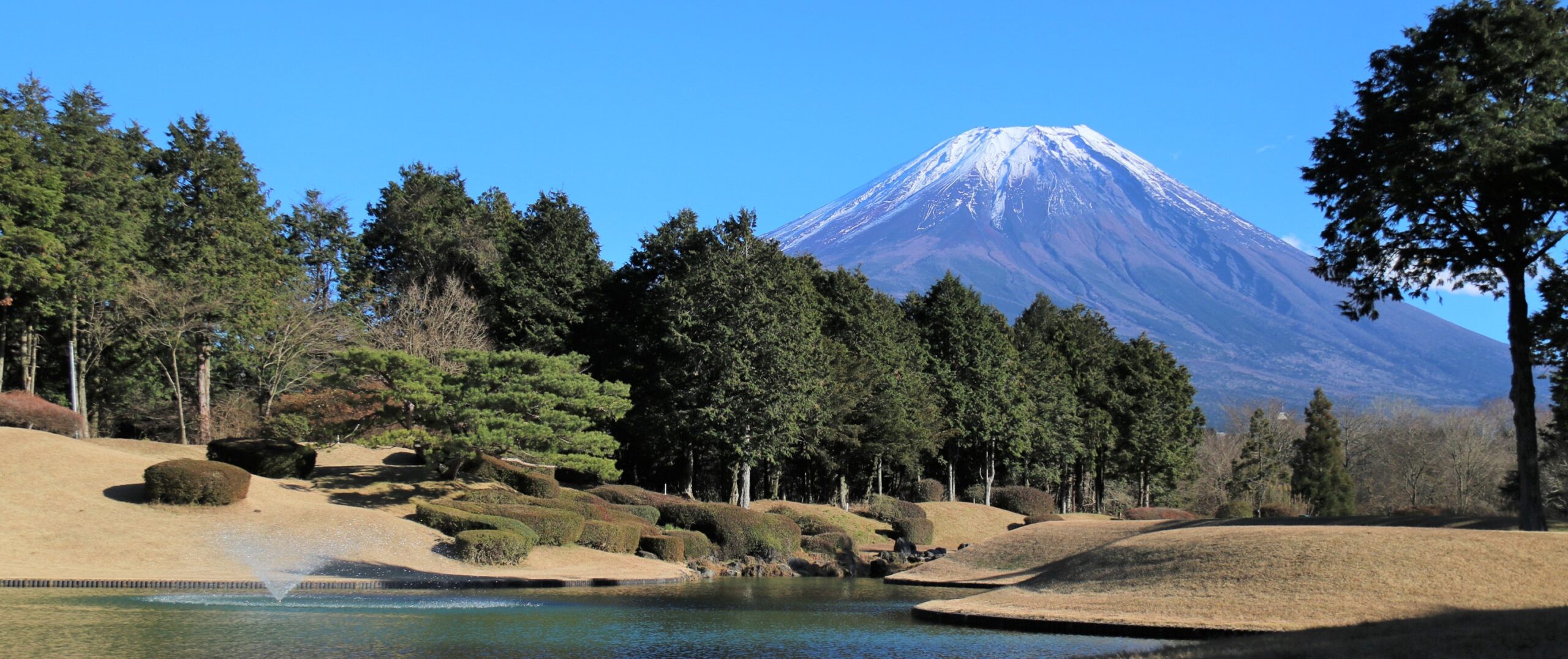 朝霧鄉村俱樂部水池與富士山景觀
