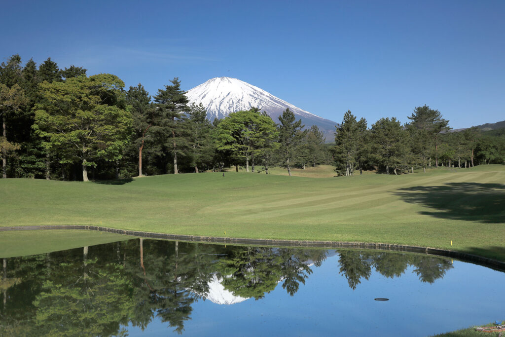 三甲高爾夫俱樂部富士球場水池倒映富士山