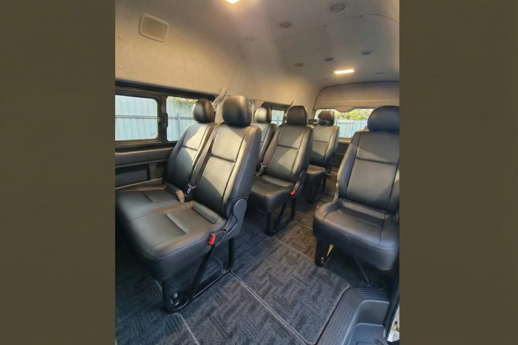 私人包車車內